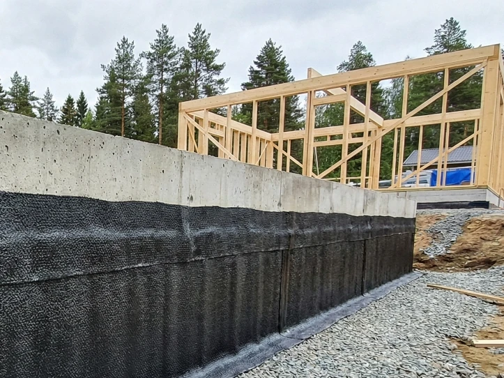 Sokkelin vedeneristys bitumilla uudiskohteessa